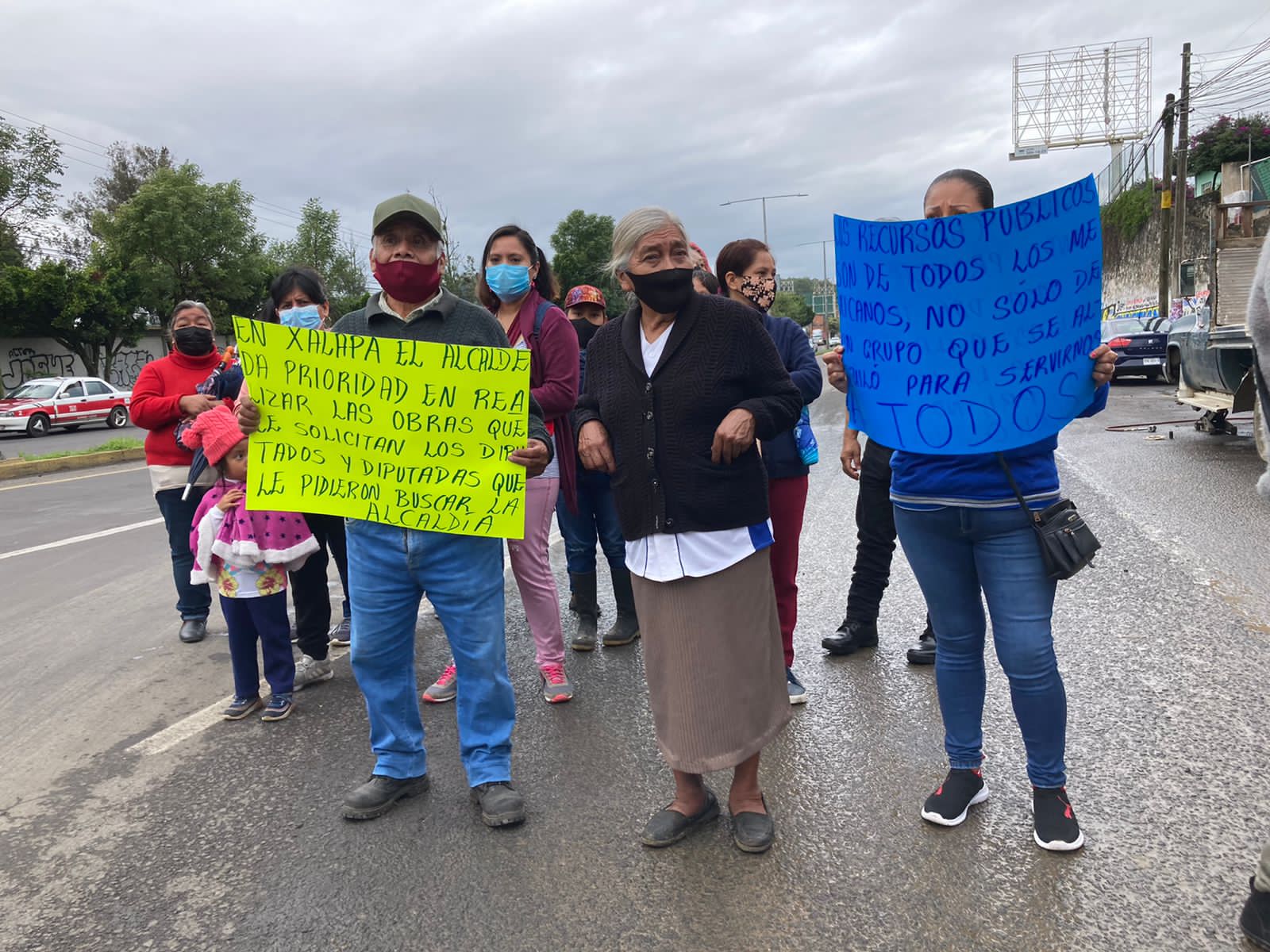Bloquean bulevar Xalapa-Banderilla para exigir obras al ayuntamiento