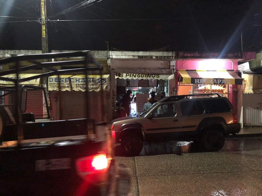 Lanzan bomba Molotov contra negocios de plásticos en Acayucan