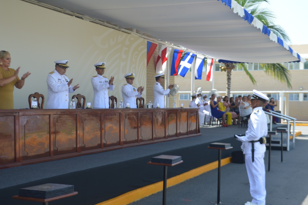 Se gradúan 54 elementos de las Escuelas de Formación de la Secretaría de Marina
