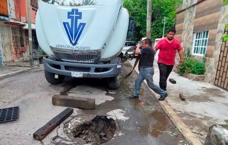 Camión de limpia pública de Veracruz puerto cae en socavón