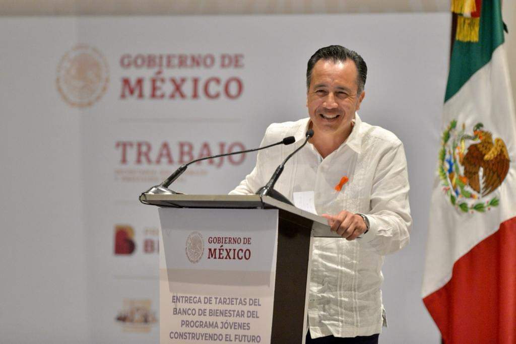 Cuitláhuac trolea a jóvenes aficionados del Club América durante entrega de tarjetas