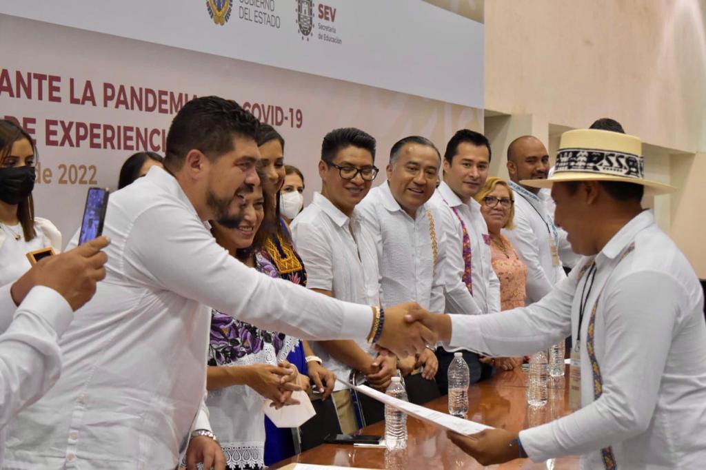 Zenyazen presente en la entrega de reconocimientos a la práctica educativa