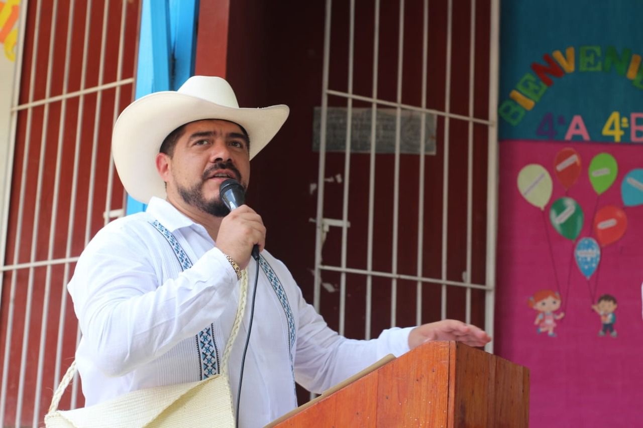 Zenyazen entregó 526 paquetes de útiles escolares a estudiantes de primarias de Tantoyuca