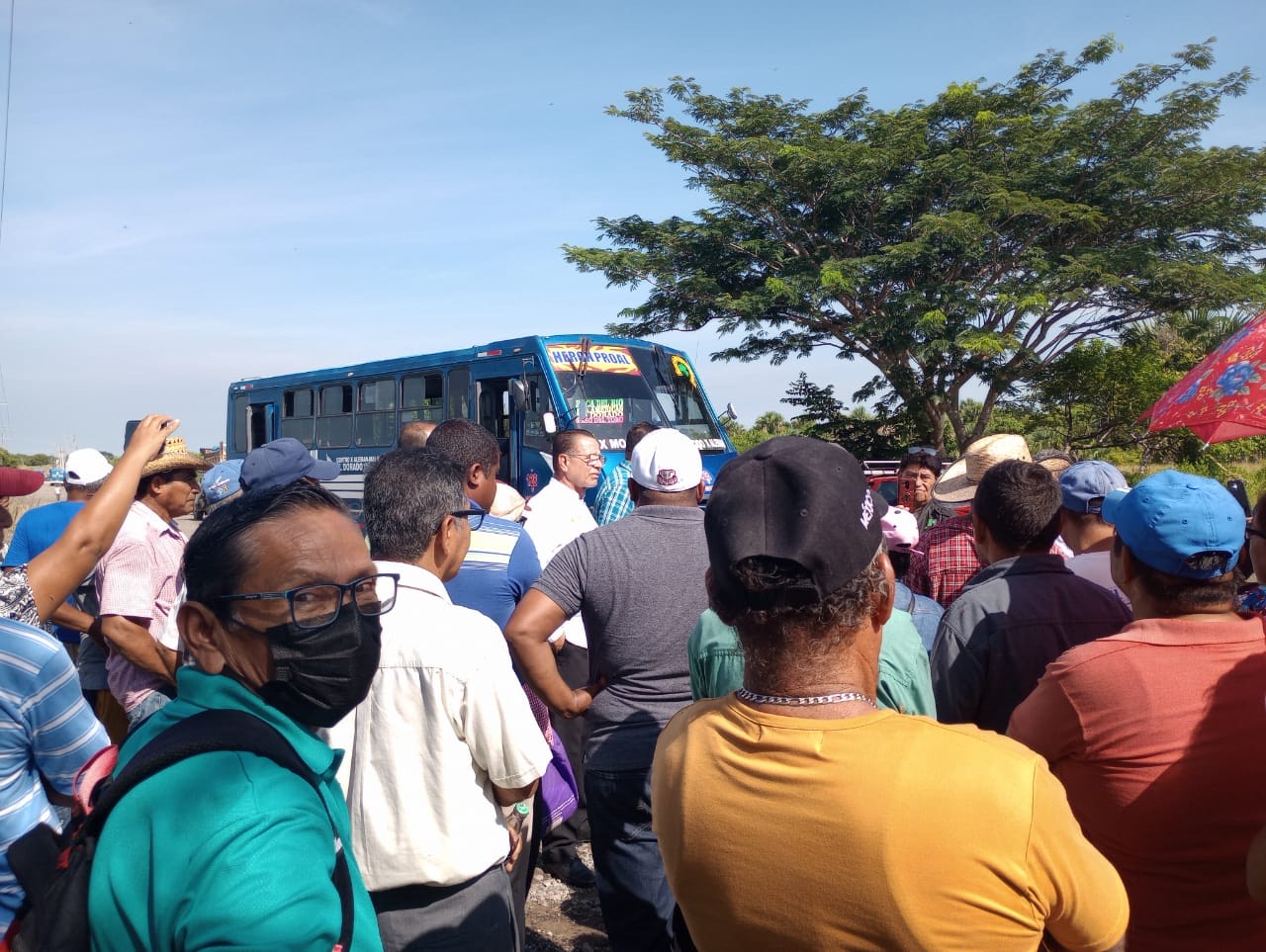 Habitantes de Medellín de Bravo protestan por el incremento al pasaje urbano