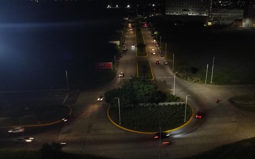 Alcaldesa Lobeira enciende las luminarias en la principales avenidas del Nuevo Veracruz
