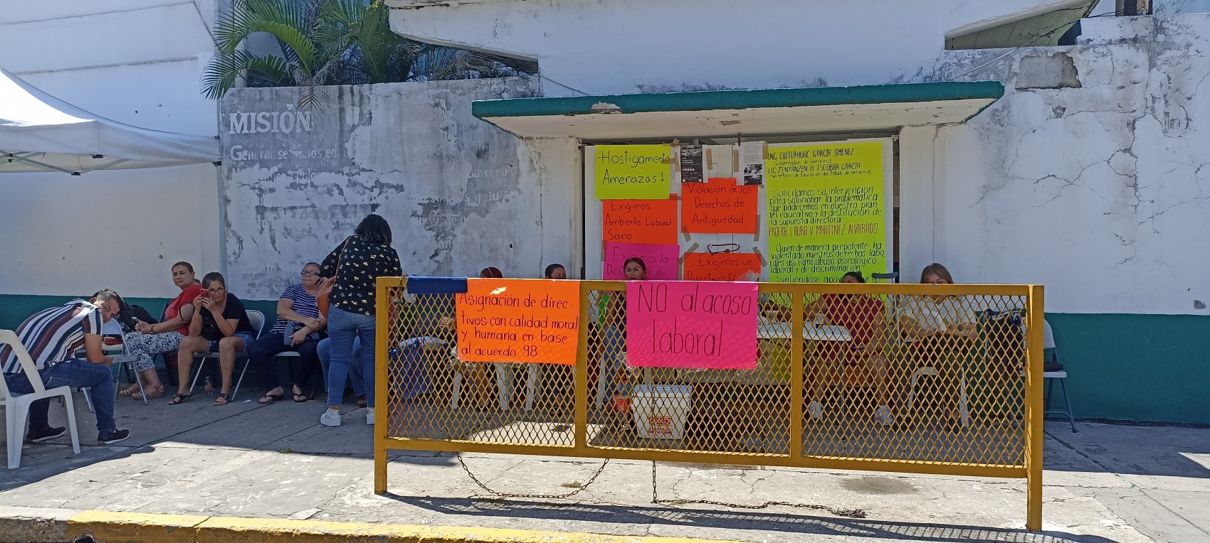 Maestros mantienen tomada secundaria de Boca del Río; no hay acuerdo con la SEV
