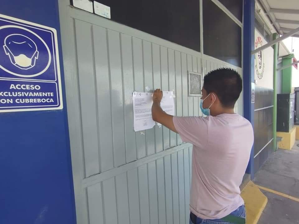 Despiden a maestro en escuela de Veracruz puerto por usar tenis de arcoiris