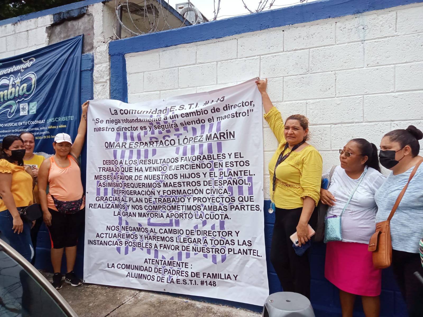 Protestan padres de familia de ESTI #148 por cambio de director
