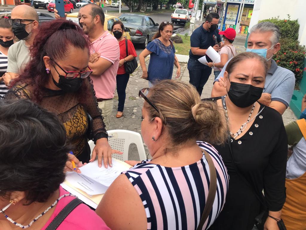 Quitan cadena y candado en la secundaria Azueta de Boca del Río tras cuatro días de paro