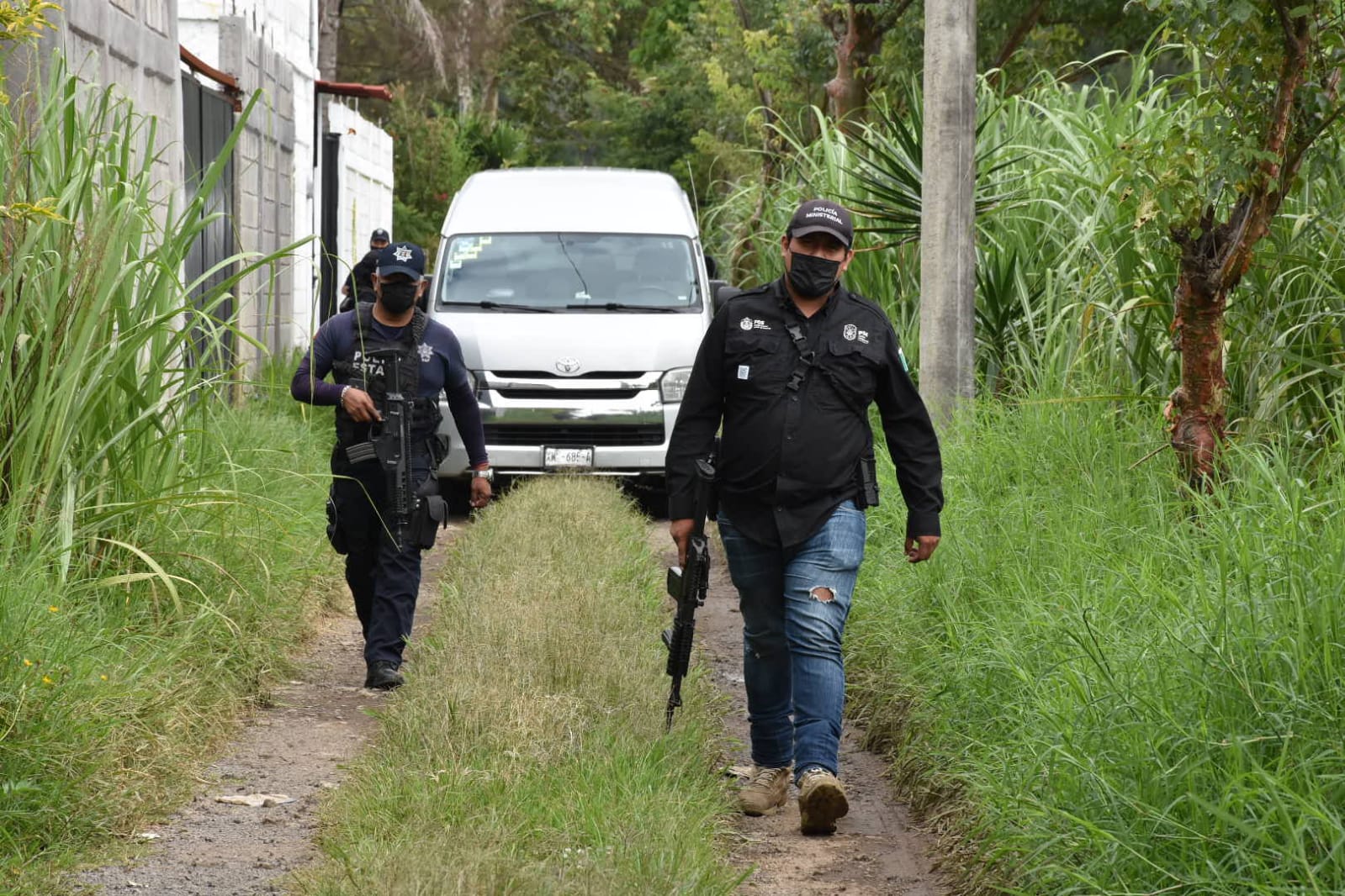 Exhuman 8 cuerpos de fosa clandestina en predio particular de Atzacan, podría haber más