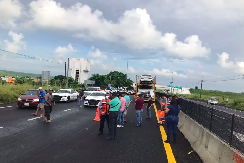 Muere niña de 6 años y su papá al ser embestidos por tráiler en Veracruz; iban a la escuela