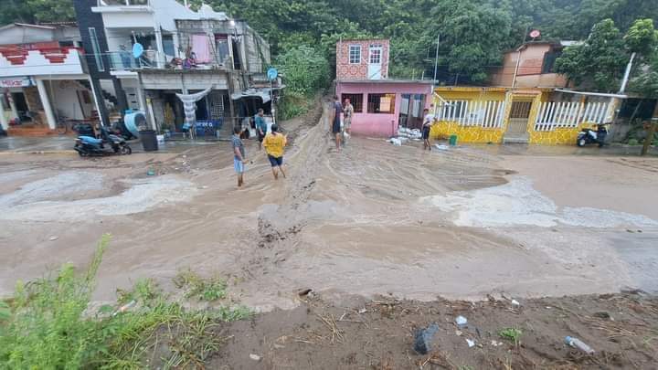 Se inunda Alvarado, colector pluvial no se da abasto