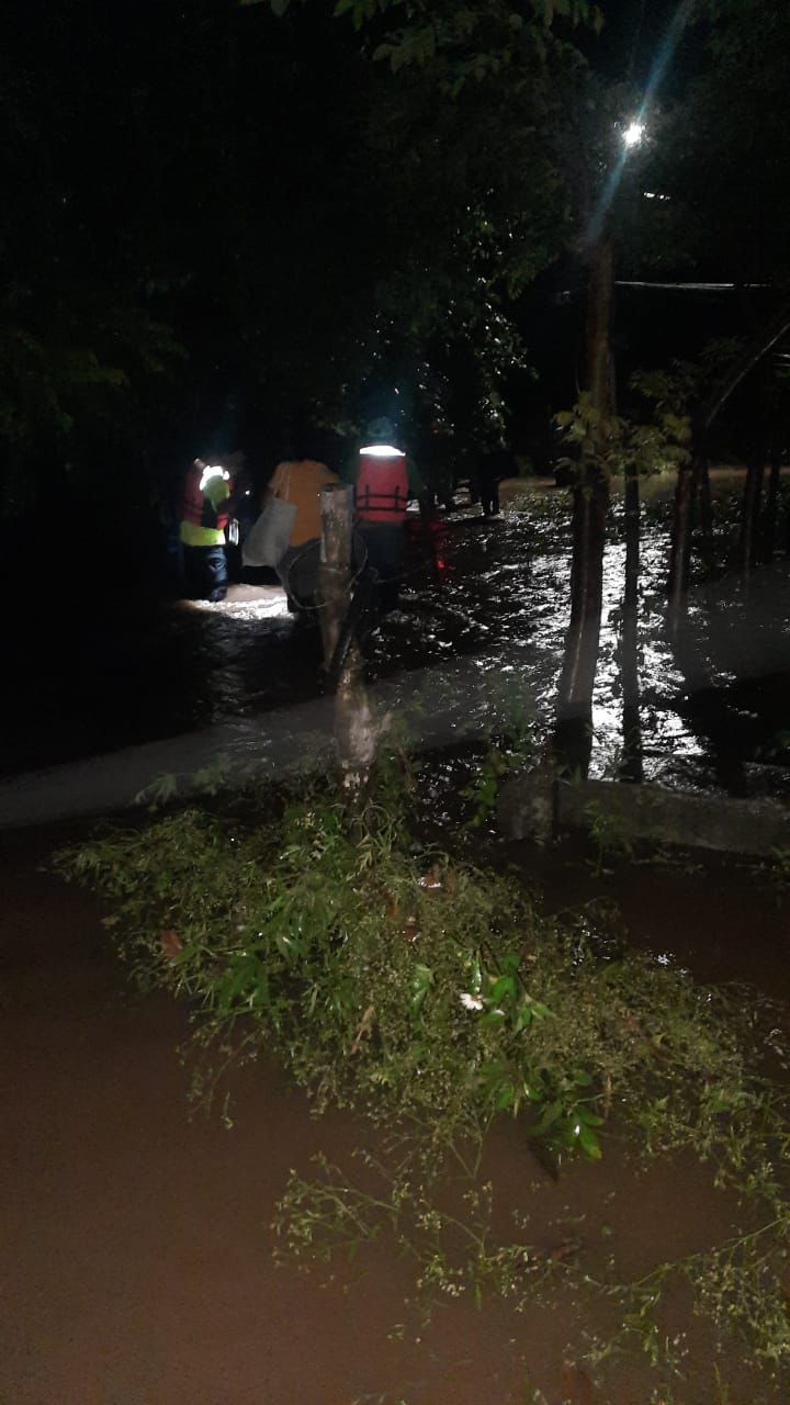 Reportan 15 familias con afectaciones por tromba en Los Robles; descartan desborde del río Jamapa