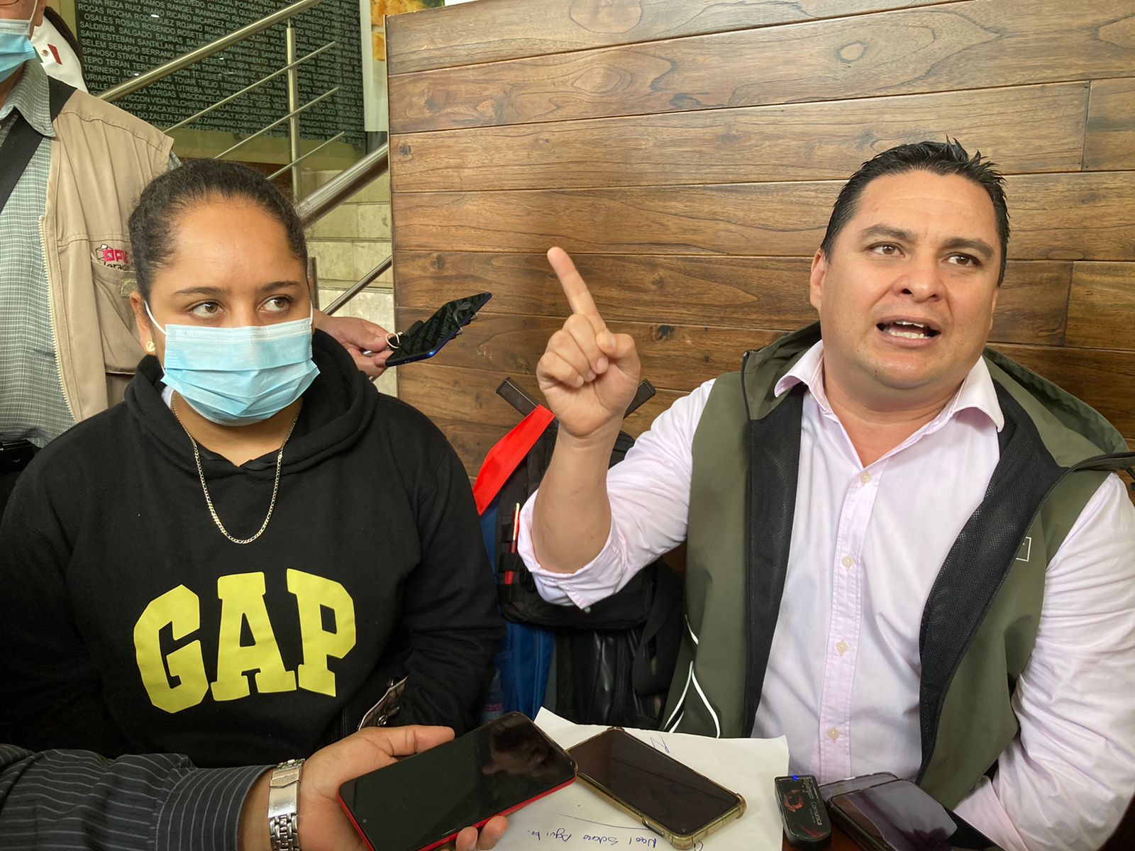 FGE libera a pareja de presuntos defraudadores y extorsionadores, pese a ser detenidos en flagrancia