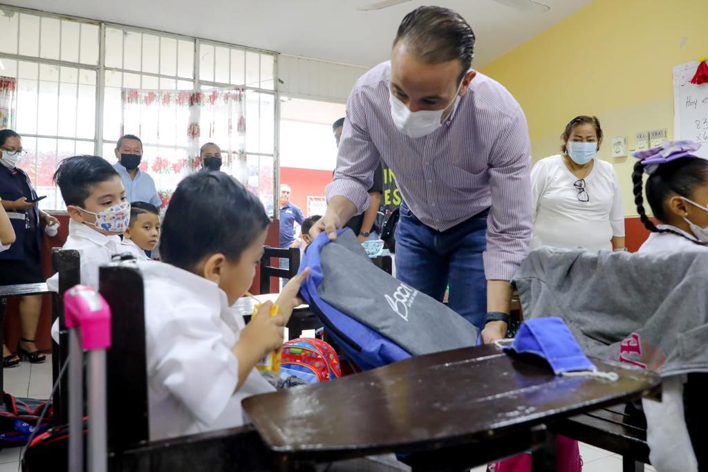 Boca Escolar continúa llegando a las escuelas primarias públicas de Boca del Río: Alcalde JM Unánue