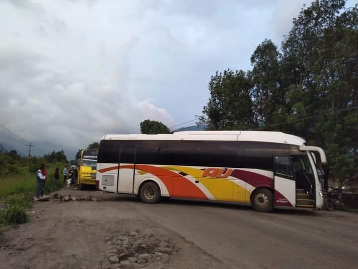 Con bloqueo habitantes de Acultzingo protestan por supuesto abuso policial