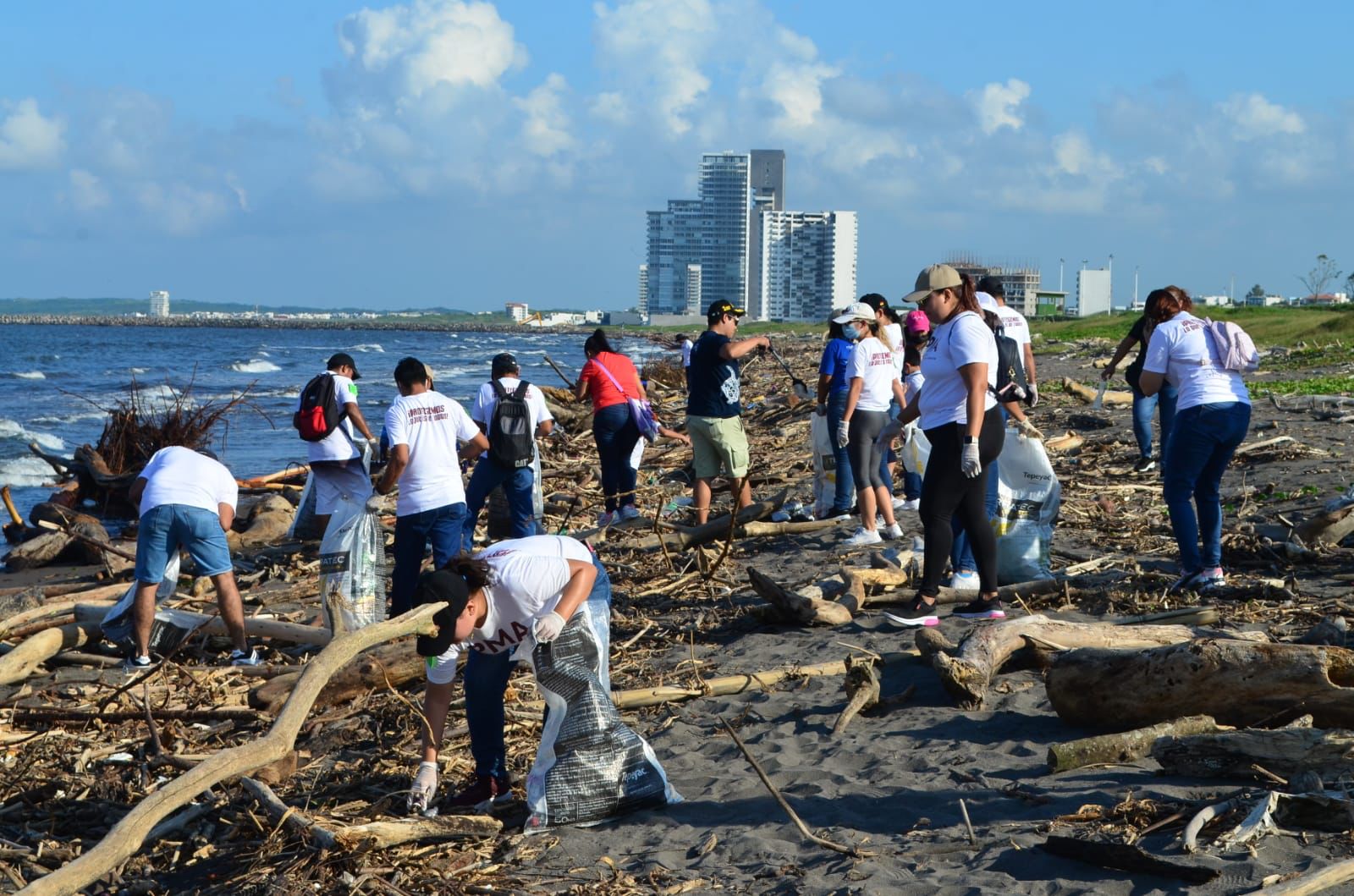 Retiran residuos sólidos en la playa de la Isla del Amor