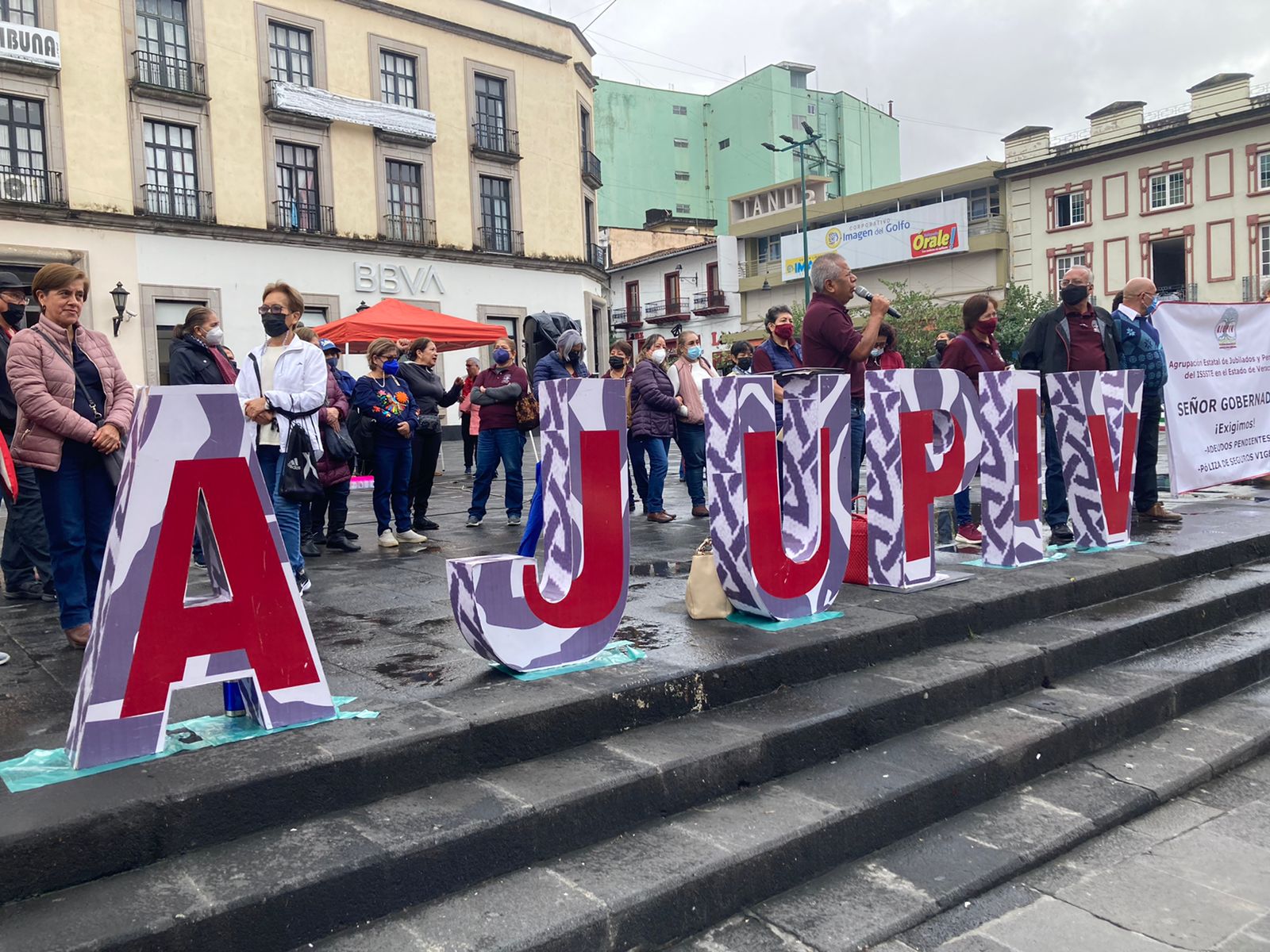 Jubilados exigen pago de 5 mdp de seguros institucionales que se adeudan desde 2012