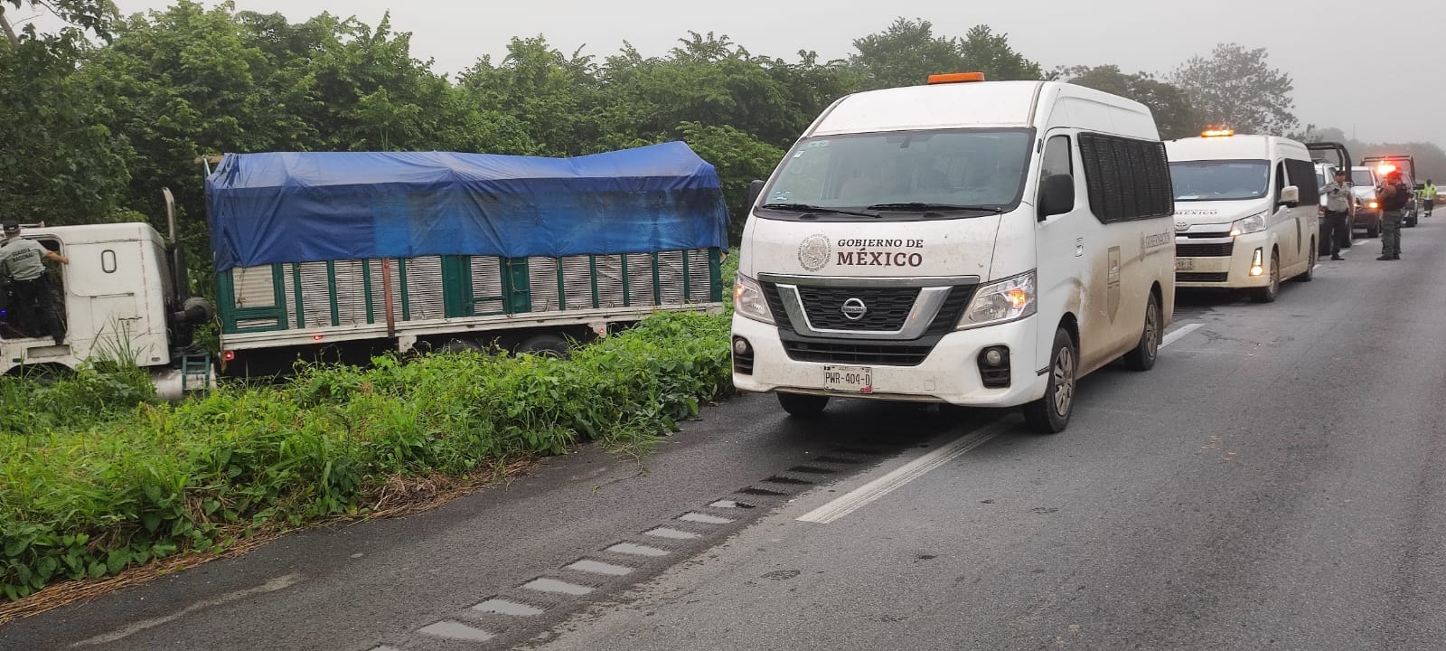 Vuelca camión con más de 100 migrantes a bordo en el sur de Veracruz