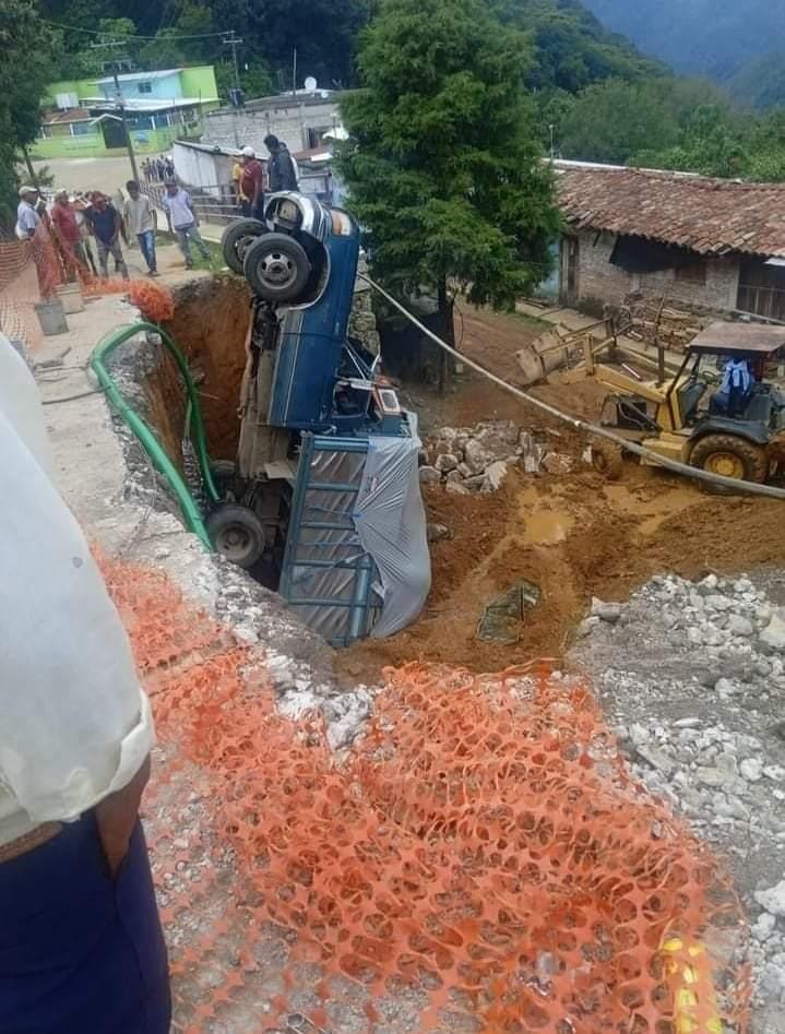 Camioneta cae en zanja de obra en construcción en Tenejapan