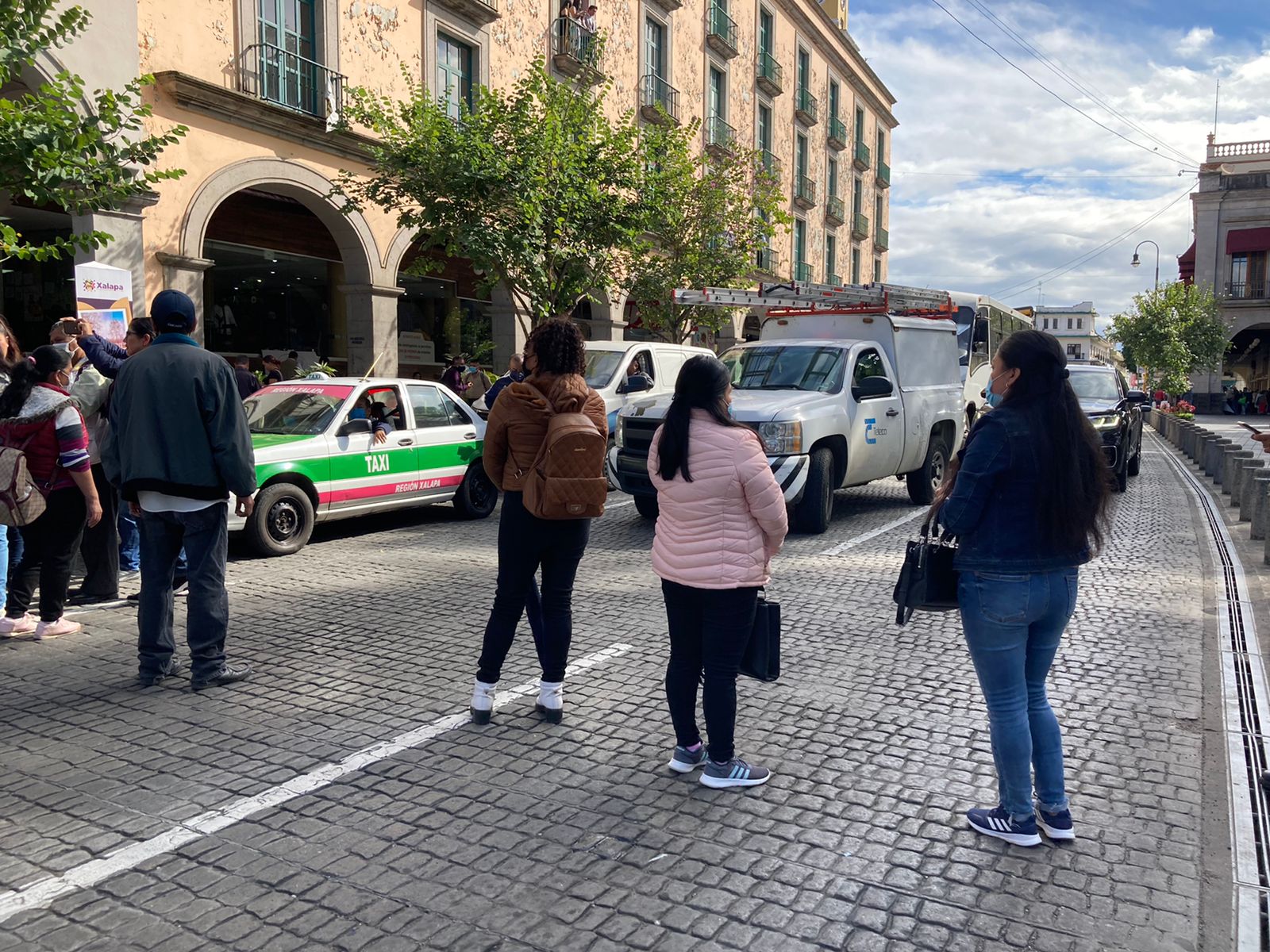 Vecinos acusan a Ahued de pavimentar calles solo donde viven seguidores de Morena