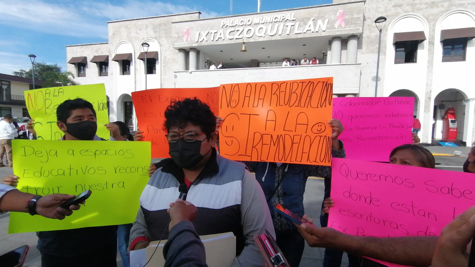 Padres de familia se oponen a reubicación de escuela primaria de Ixtaczoquitlán