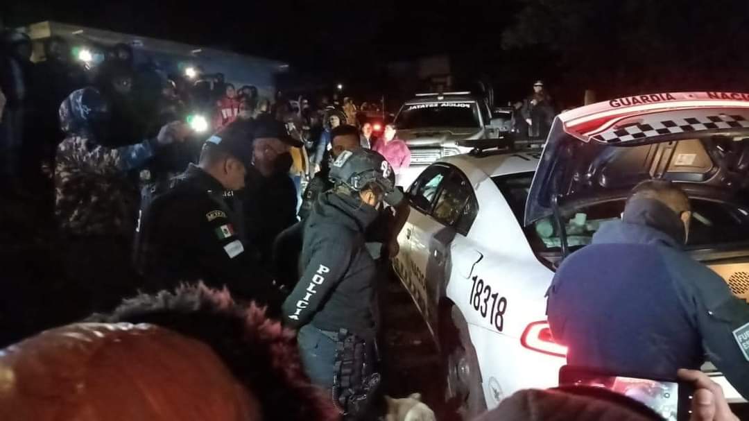 Sorprenden a policías de Puebla y Veracruz vaciando un tráiler en la autopista Orizaba-Puebla