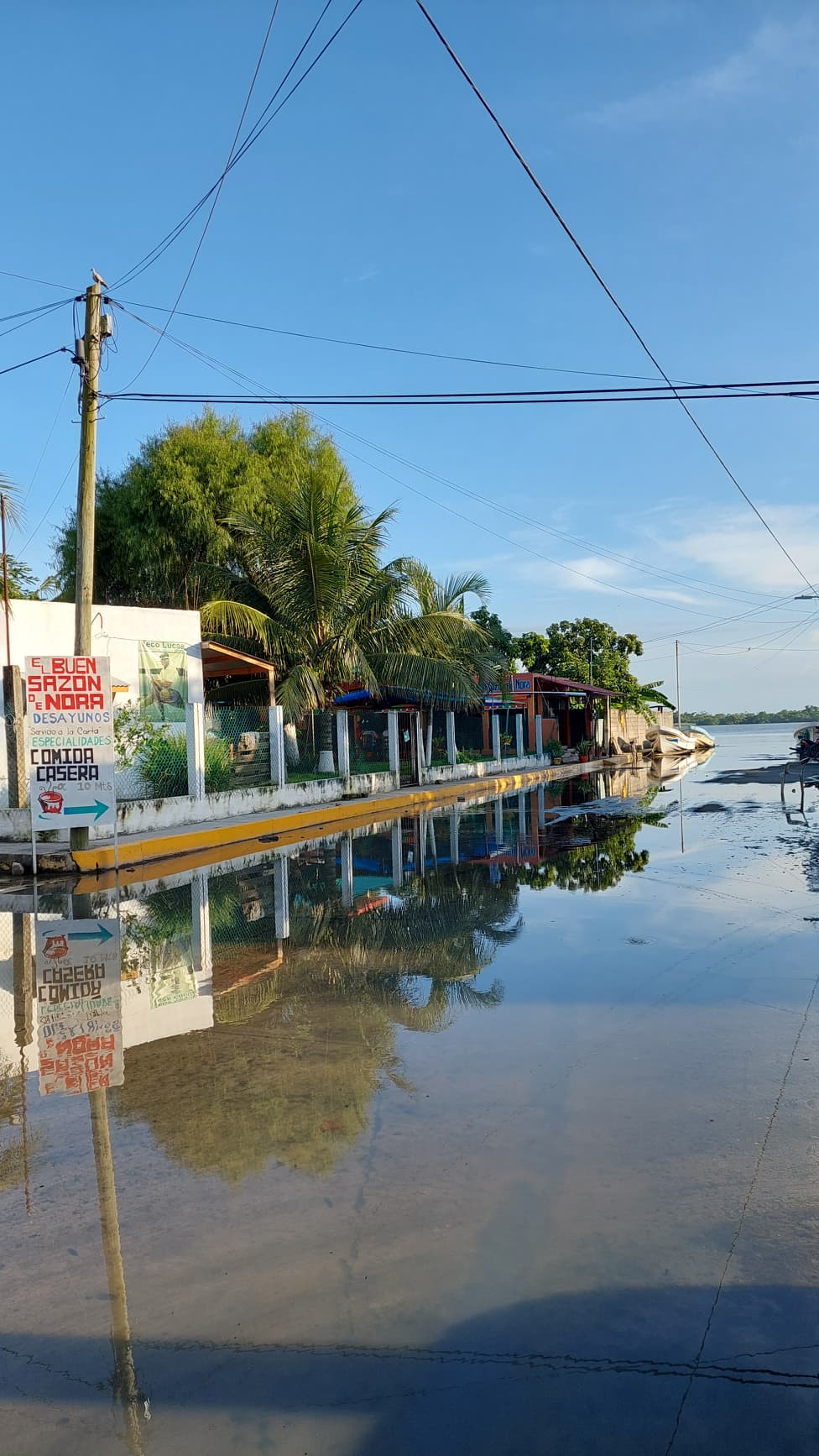 Zona turística de Tecolutla se inunda de aguas negras