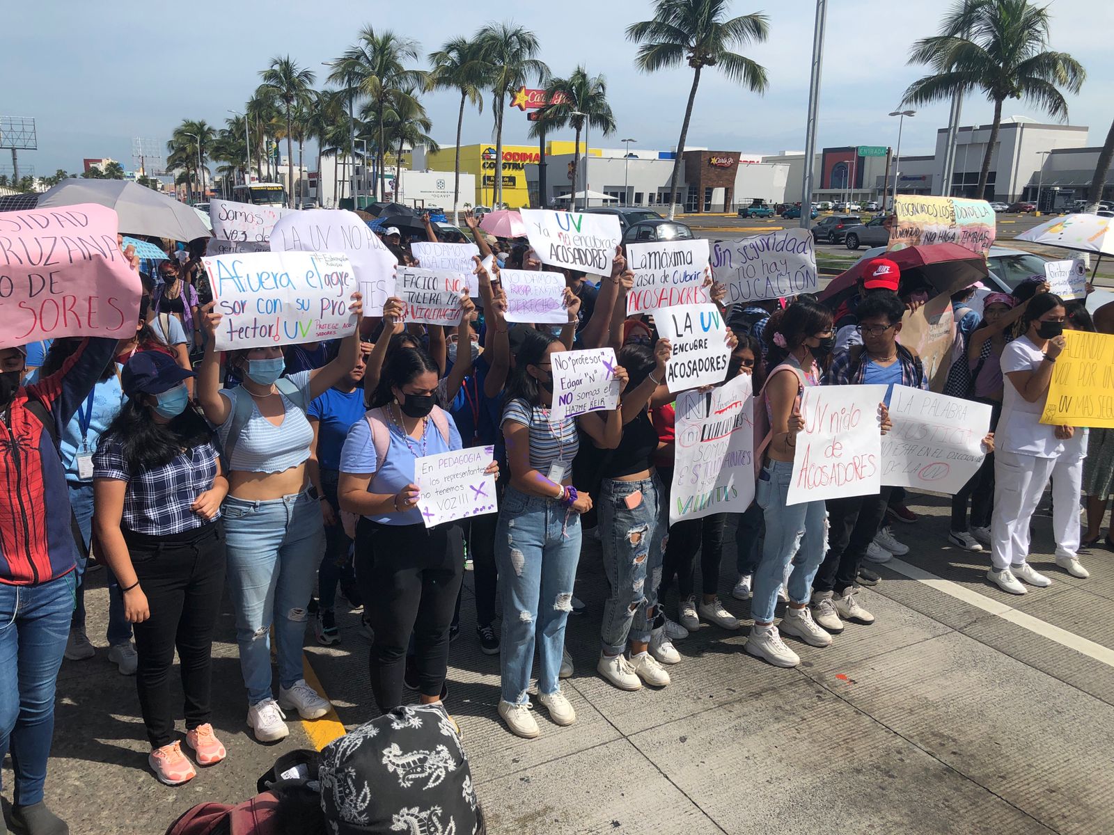 Universitarios marchan para exigir justicia y poner un alto al acoso