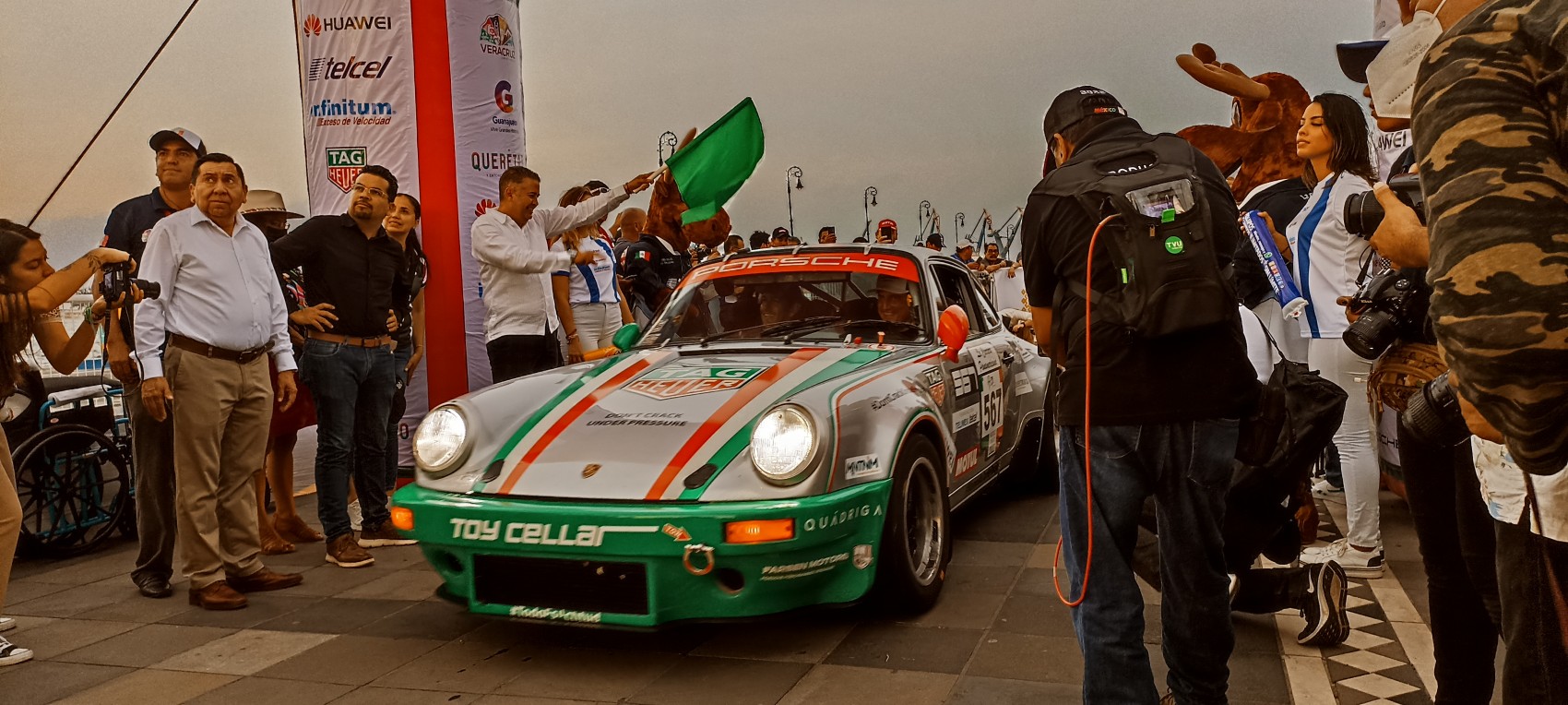 Dan banderazo a la Carrera Panamericana 2022; pilotos parten a Oaxaca este viernes