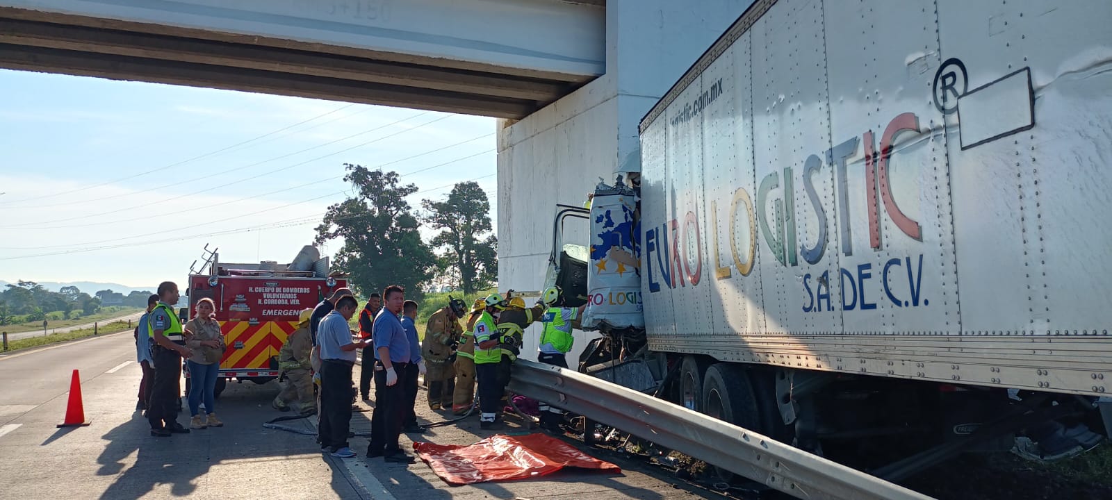 Un muerto deja choque de tráiler contra base de puente en Amatlán
