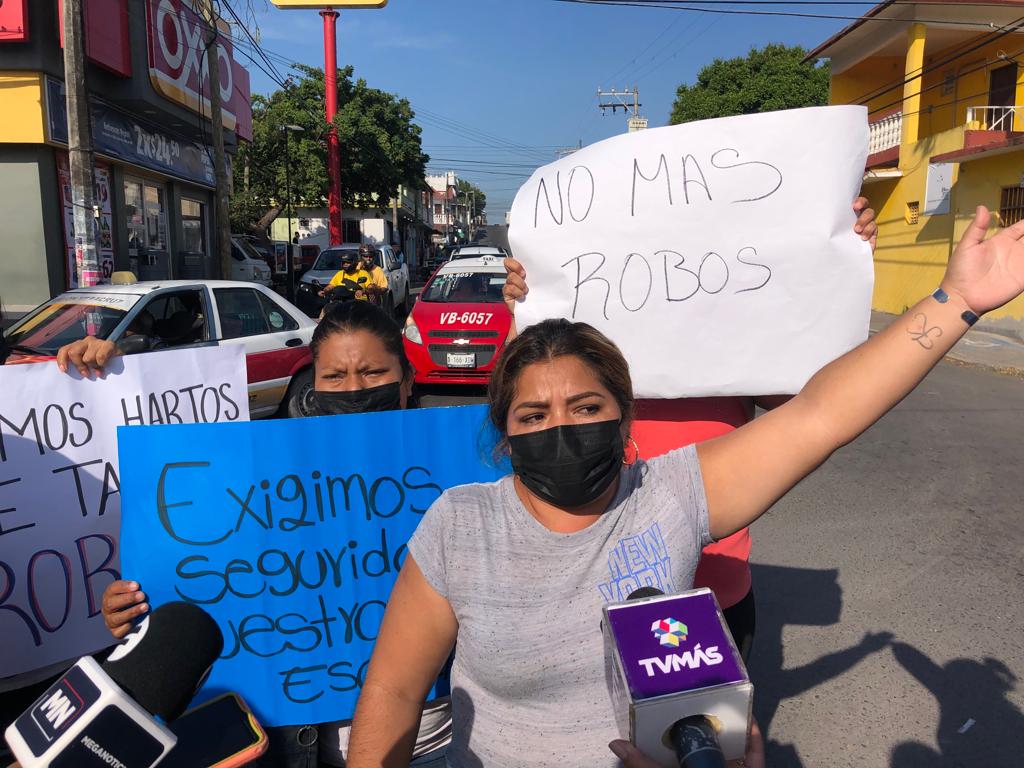 Padres de familia se manifiestan para demandar un alto a robos en tres escuelas