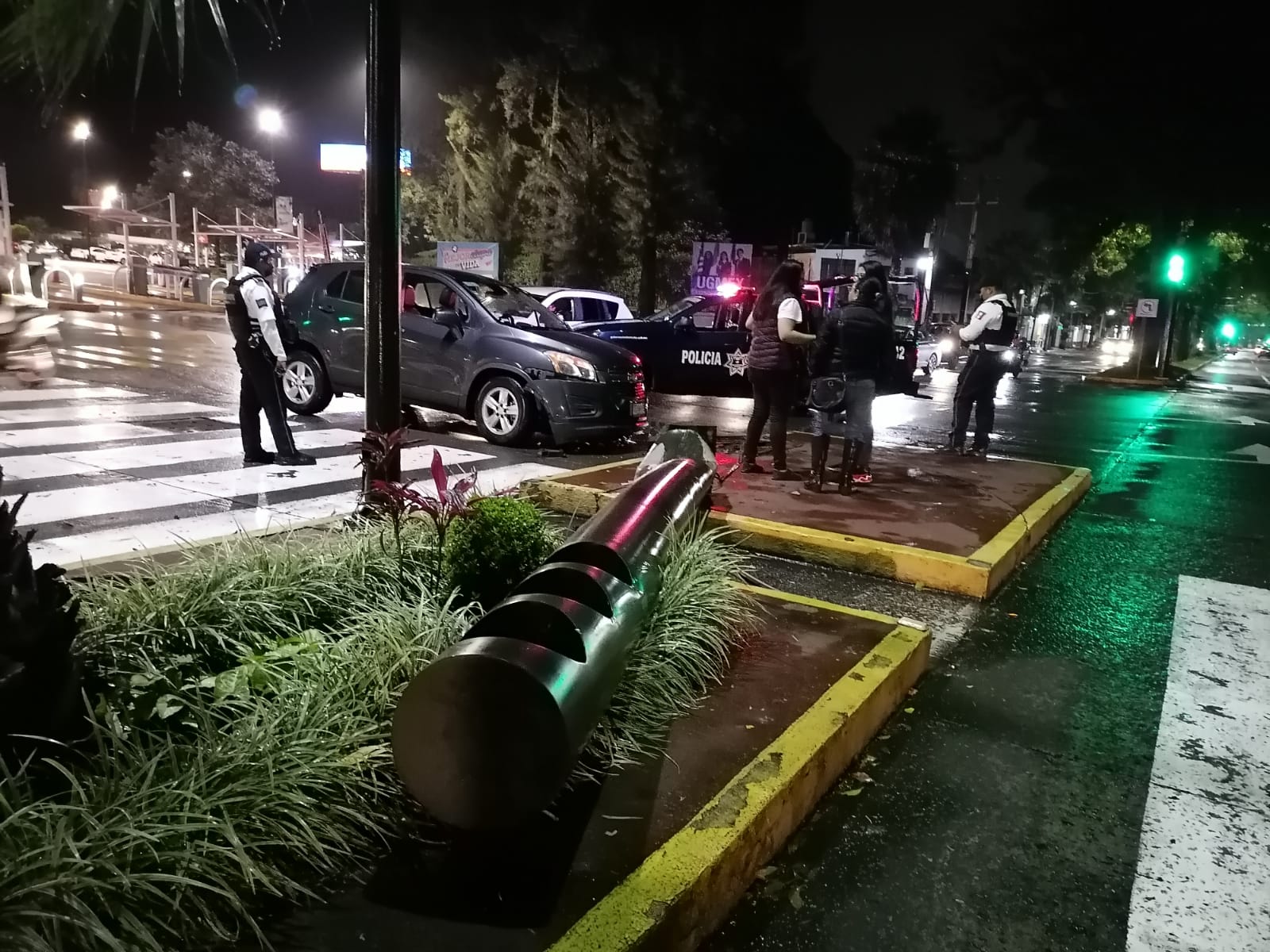 Conductora choca y derriba semáforo en Orizaba