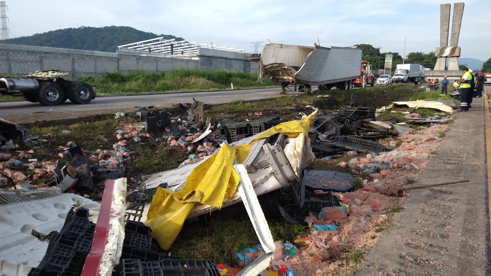 Un lesionado y fuertes daños deja accidente de tráiler en Amatlán