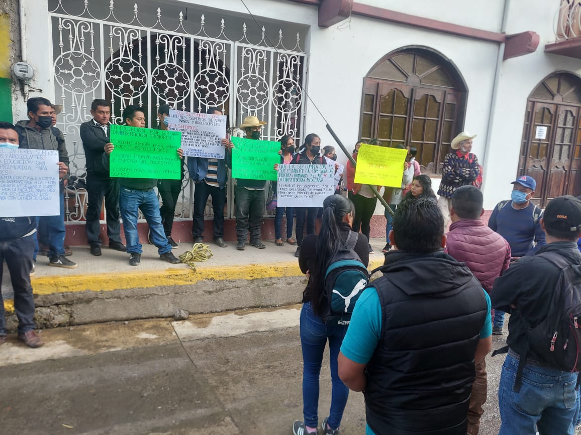 Padres de familia toman escuela en Tequila en demanda de maestros