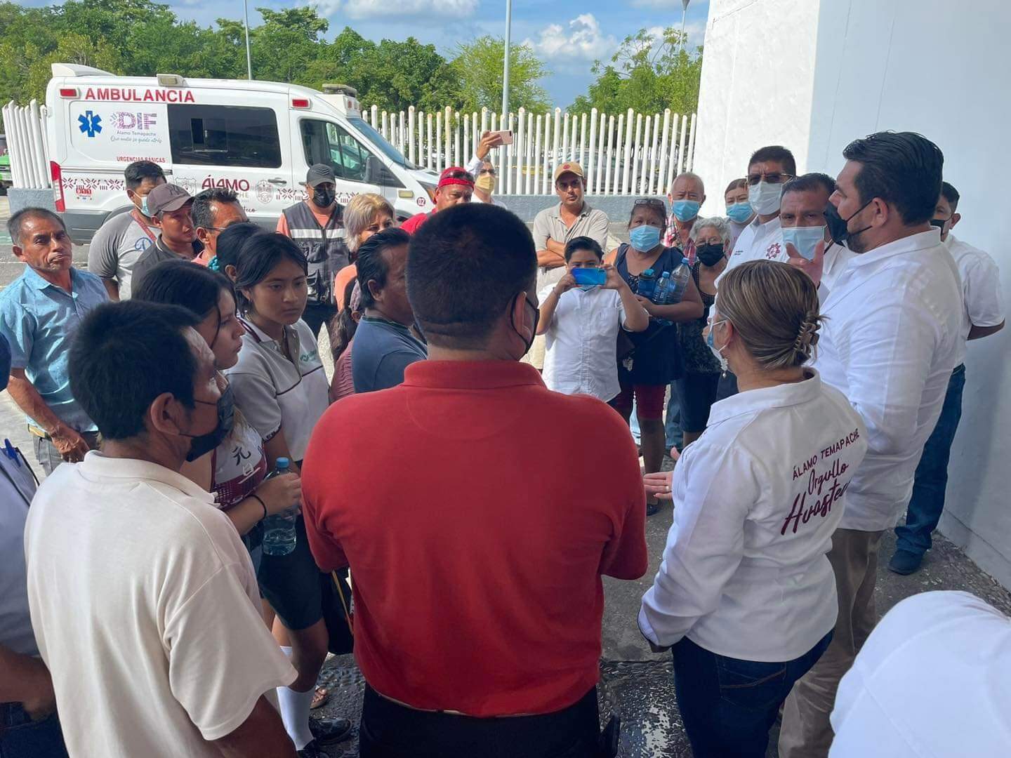 Lilia Arrieta verifica estado de salud de estudiantes en Álamo