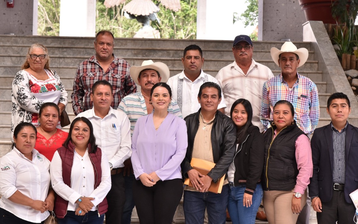 Se reúne Diputada con autoridades de Mecayapan y Tatahuicapan de Juárez