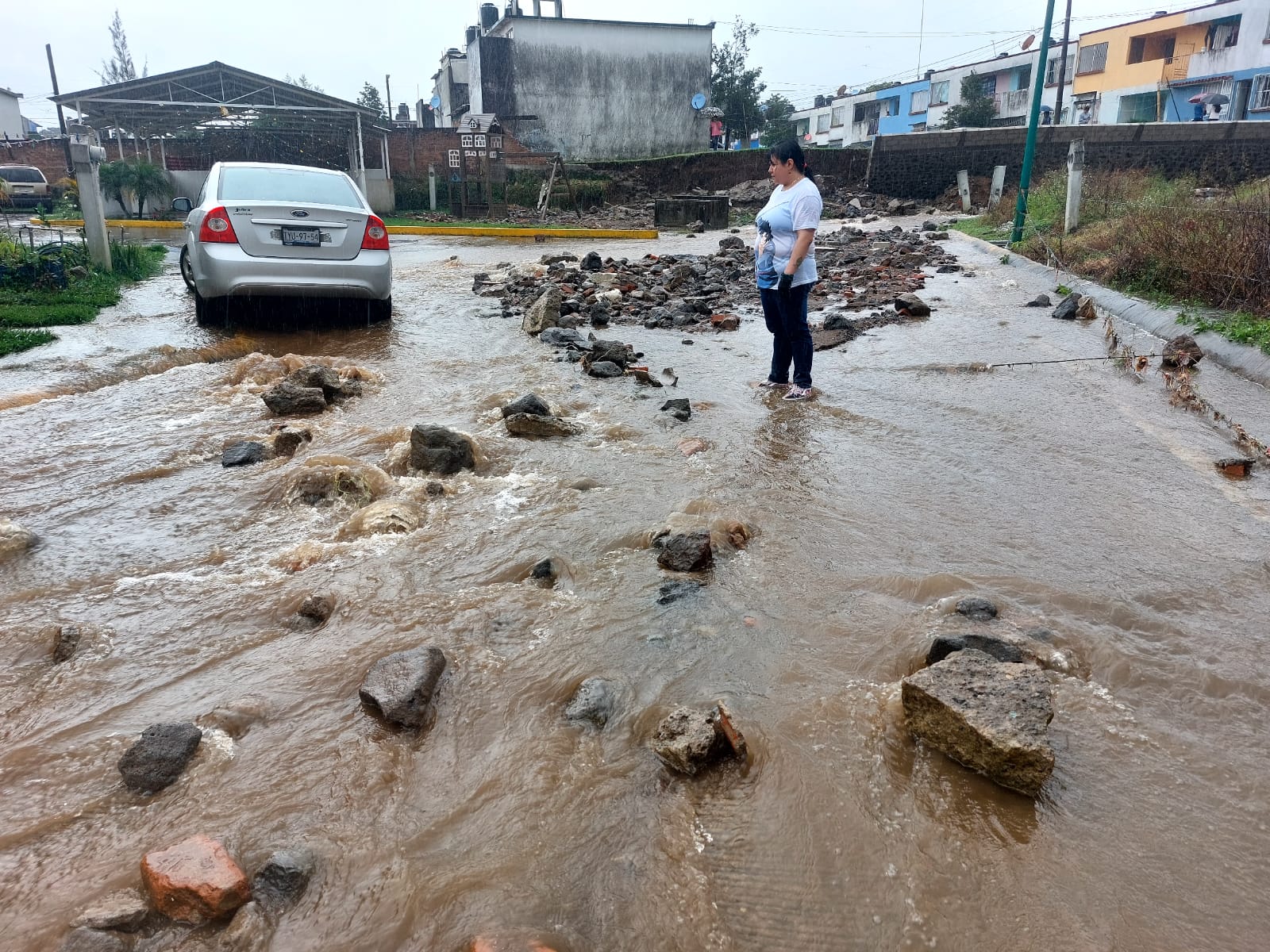Viviendas anegadas y vehículos dañados dejan fuertes lluvias en Mariano Escobedo y Atzacan
