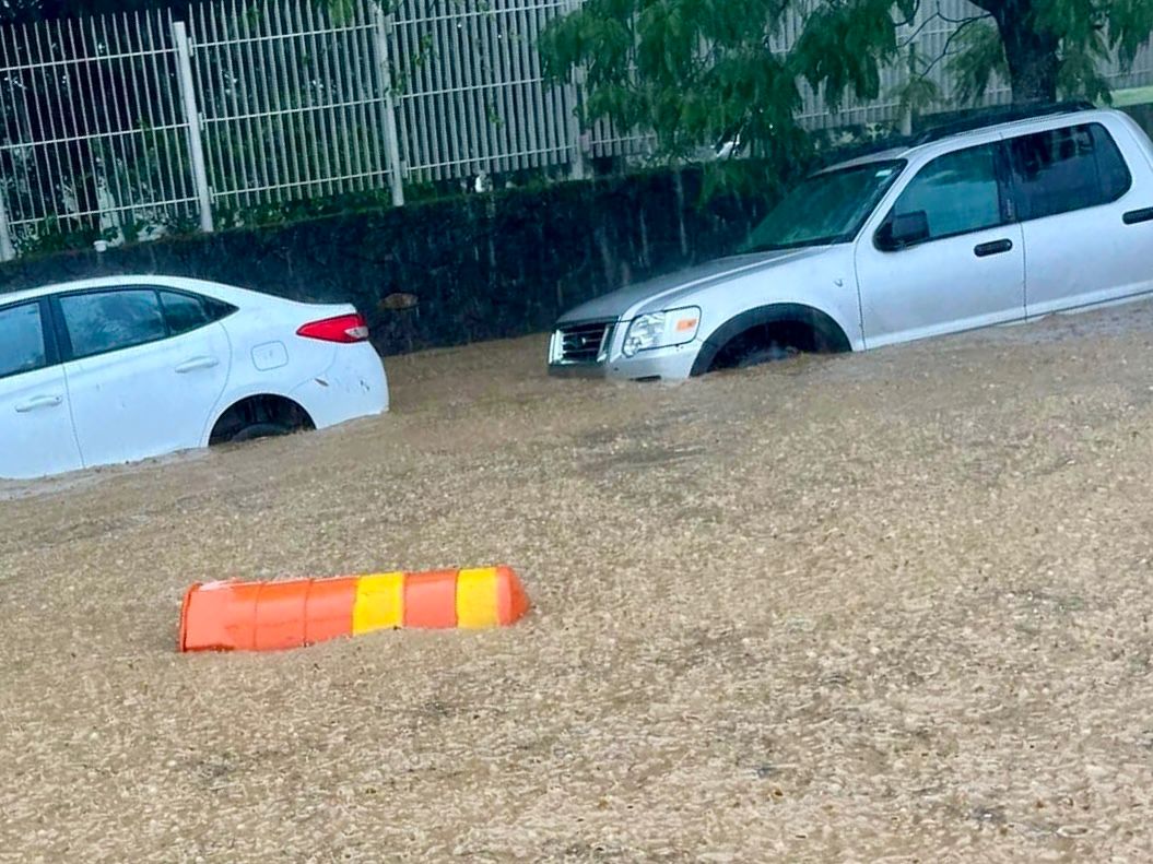 Caos vial y calles inundadas dejan lluvias en Xalapa