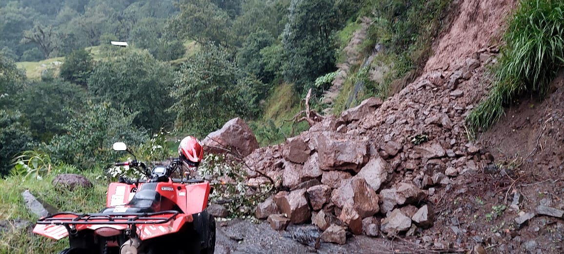 Derrumbe de cerro bloquea carretera en Chiconquiaco