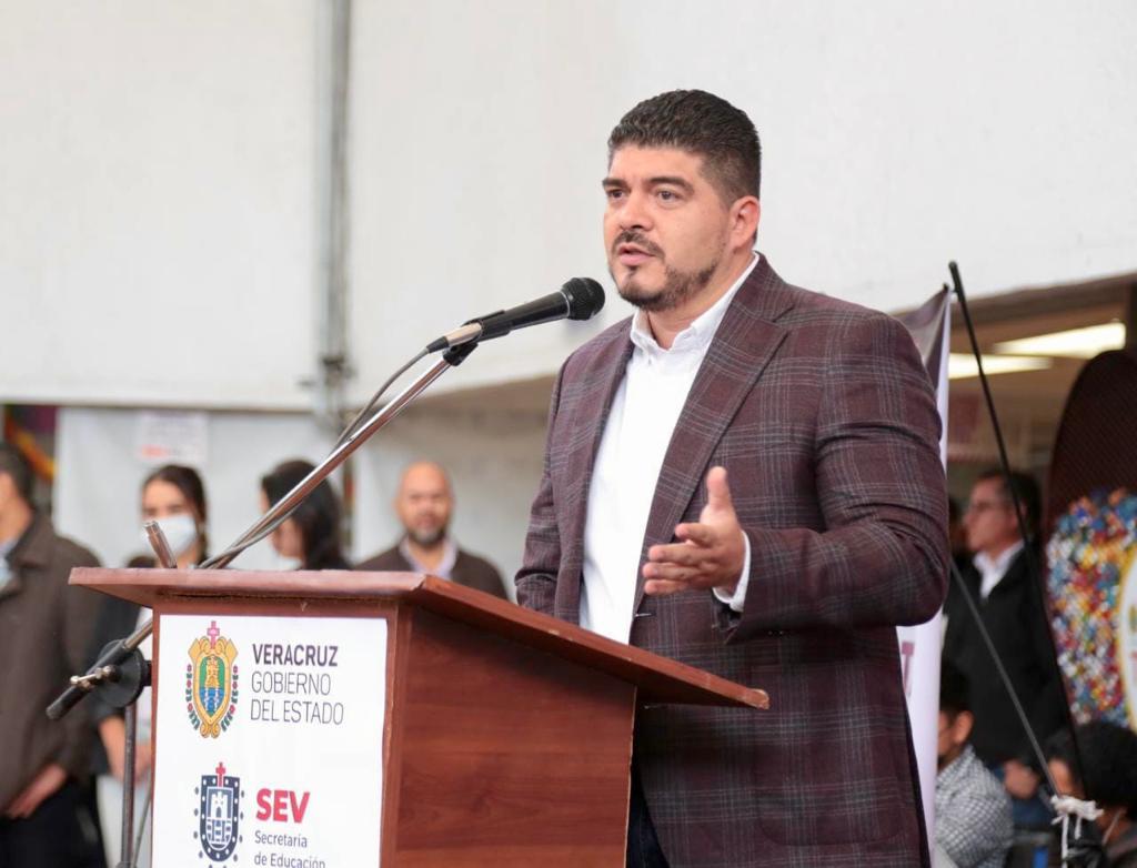 Zenyazen Escobar entrega más de 100 plazas para Básica y Media Superior