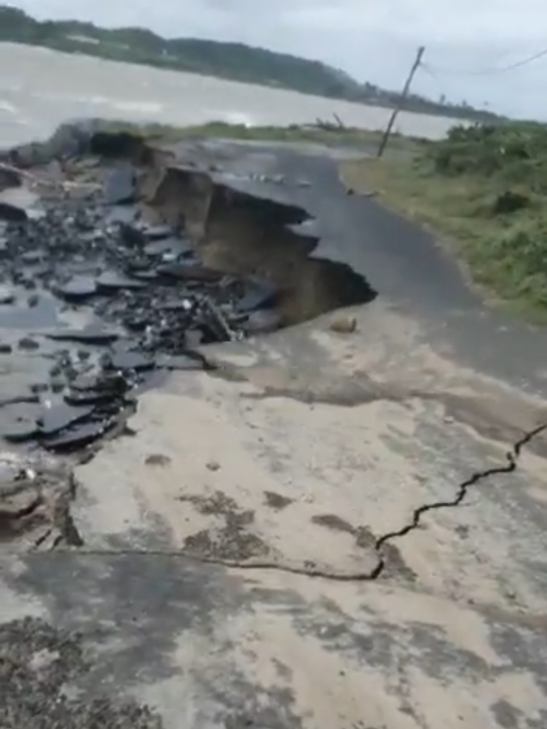 Oleaje provoca colapso de tramo del camino que conduce al Tecnológico de Alvarado