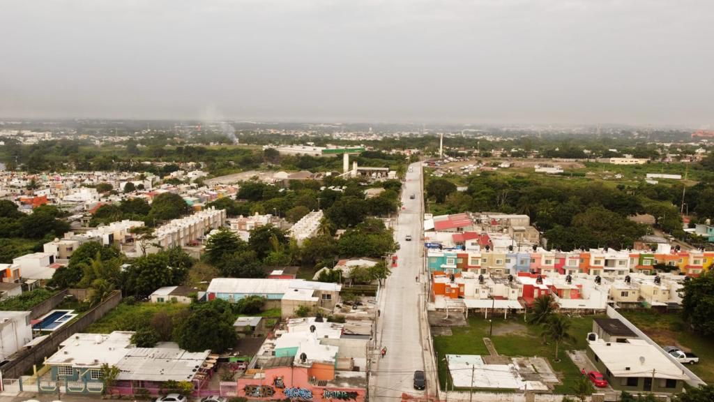 Lobeira de Yunes supervisa pavimentación en concreto hidráulico de la calle Azueta en El Coyol