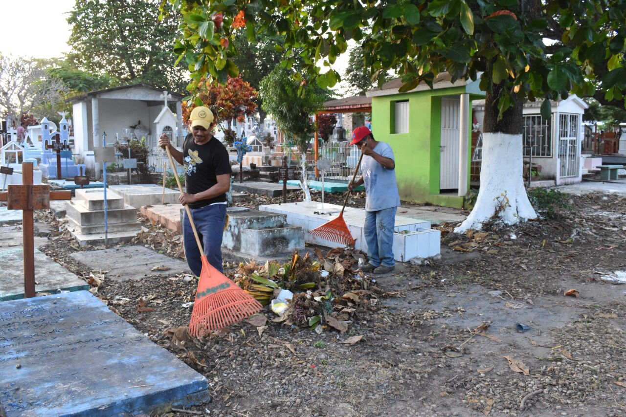 Alista Medellín panteones para la Festividad de Día de Muertos