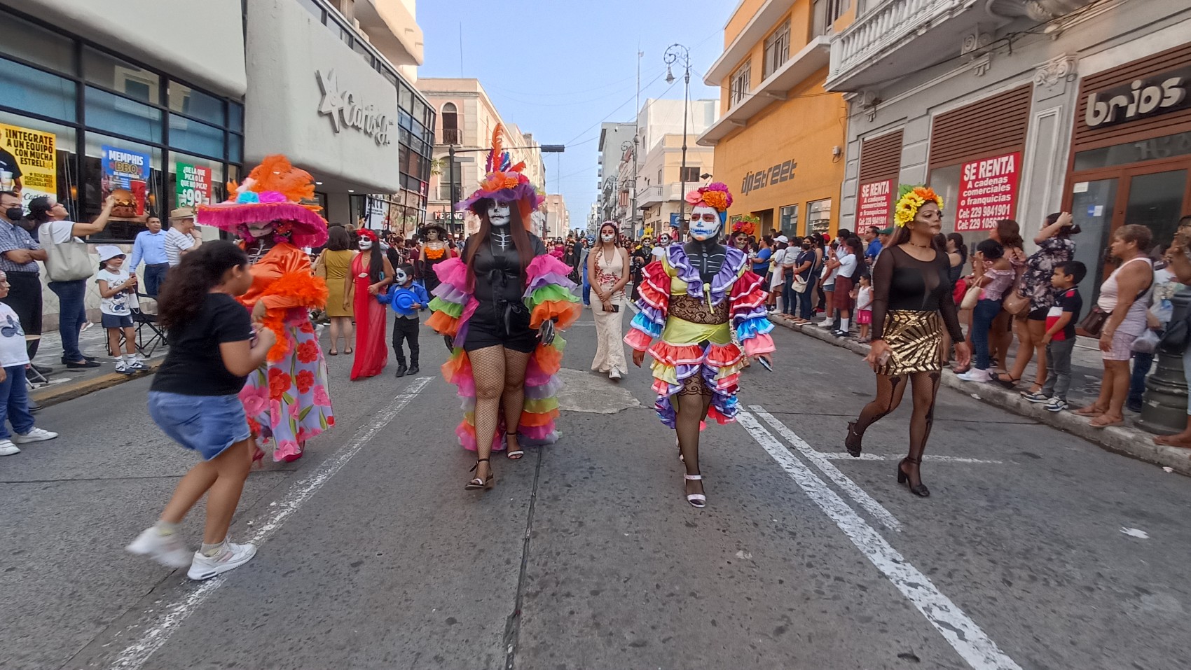 Desfilan catrinas por el Centro Histórico de Veracruz por la festividad de Día de Muertos