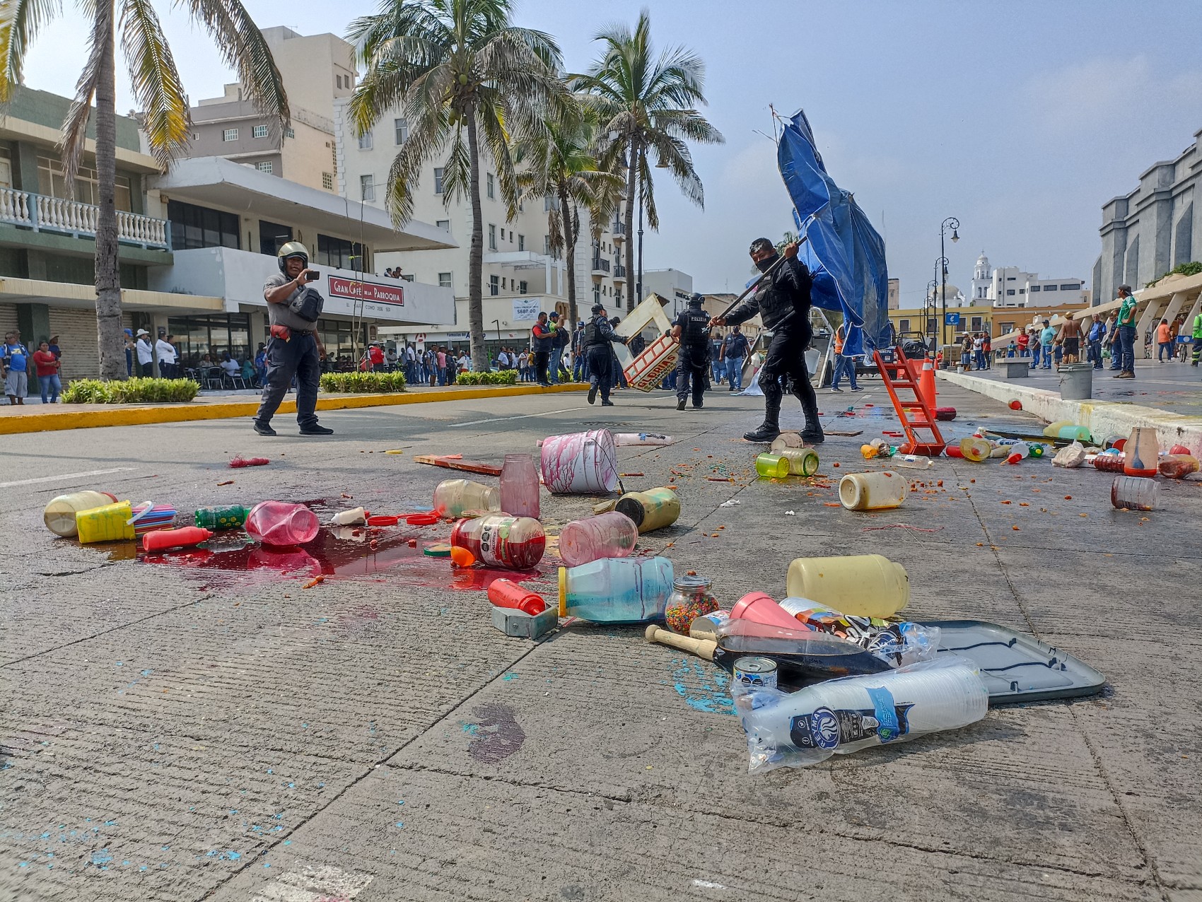 Intentan ambulantes reinstalarse en el malecón de Veracruz pese a retiro