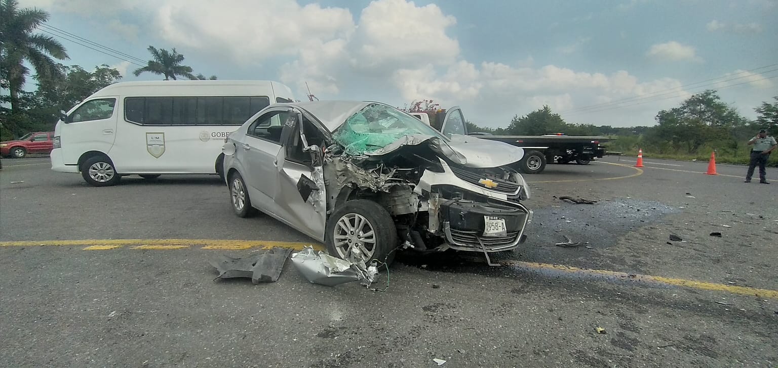 Se accidenta tráiler cargado de migrantes a la altura de Tamarindo