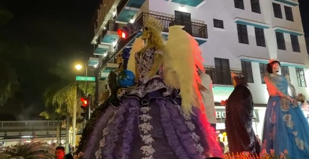 En Veracruz católicos marchan contra el Halloween; otros por su devoción a la santa muerte