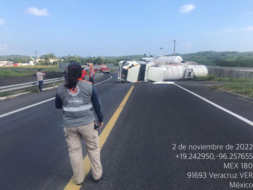 Vuelca pipa en el trébol de San Julián; cierran la vialidad por derrame de diesel