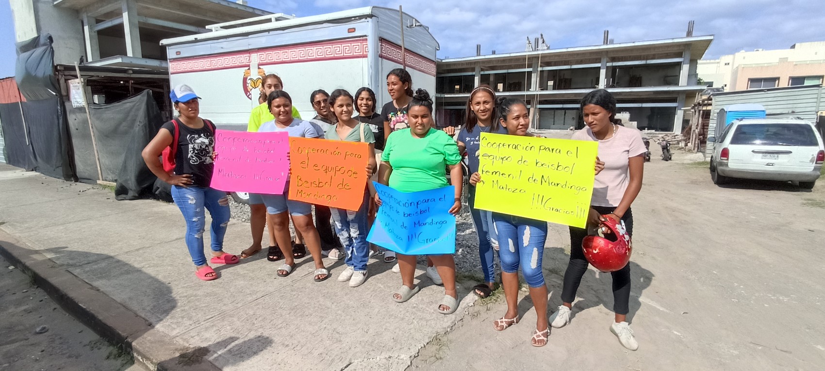 Jóvenes de Mandinga botean en la Riviera Veracruzana para comprar uniformes de béisbol